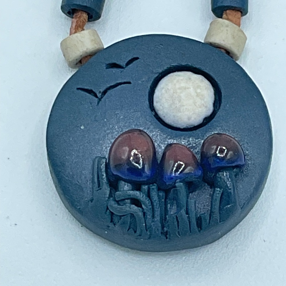 “HANDMADE” VINTAGE MUSHROOM, MOON AND GULLS           POTTERY PENDANT NECKLACE. - Picture 5 of 11